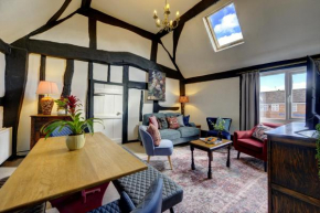 Loft Cottage by Spa Town Property - 2 Bed Tudor Retreat Near to Stratford-upon-Avon, Warwick & Solihull